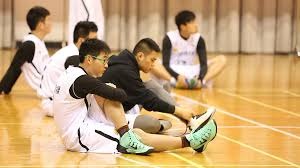 哈哈！只有最后一个让你意想不到的小后卫居然顶住了詹姆斯的蛮牛冲撞！这哥们真是下盘贼稳啊！